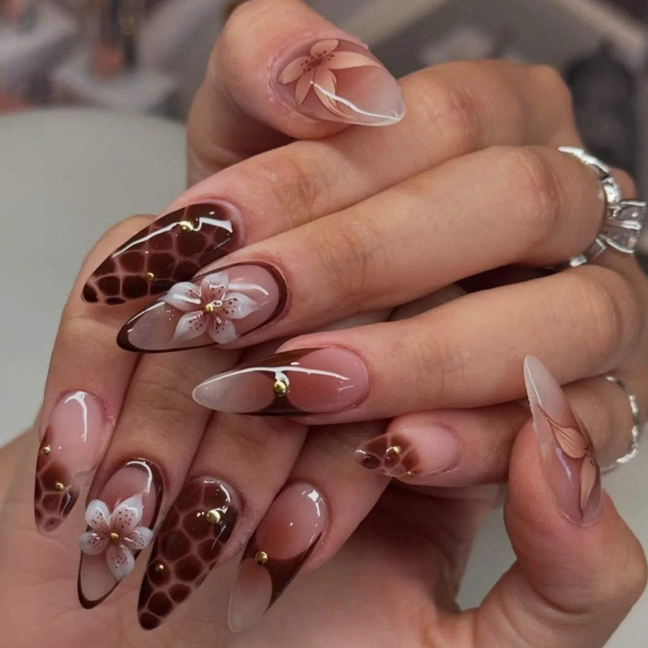 💅 UÑAS POSTIZAS FLORALES BLANCAS – 24 PIEZAS FULL COVER | ESTILO EUROPEO A LA MODA